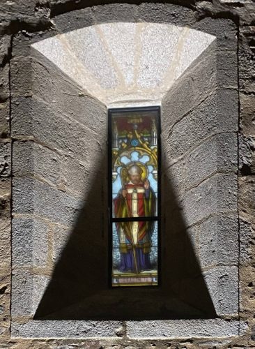 Baie 6, vitrail et sa double verrière de protection Debitus, face externe, église de Saint Méard, Haute-Vienne.