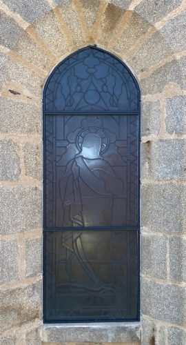 Double verrière, vitrail du choeur, face externe, église de Saint Méard, Haute-Vienne.