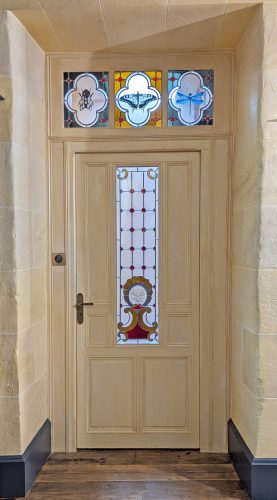 Création contemporaine dans une porte et son imposte.